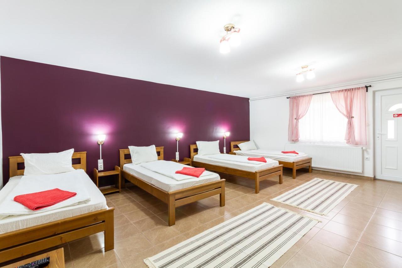 Airport Karoly Central Вечеш Екстериор снимка