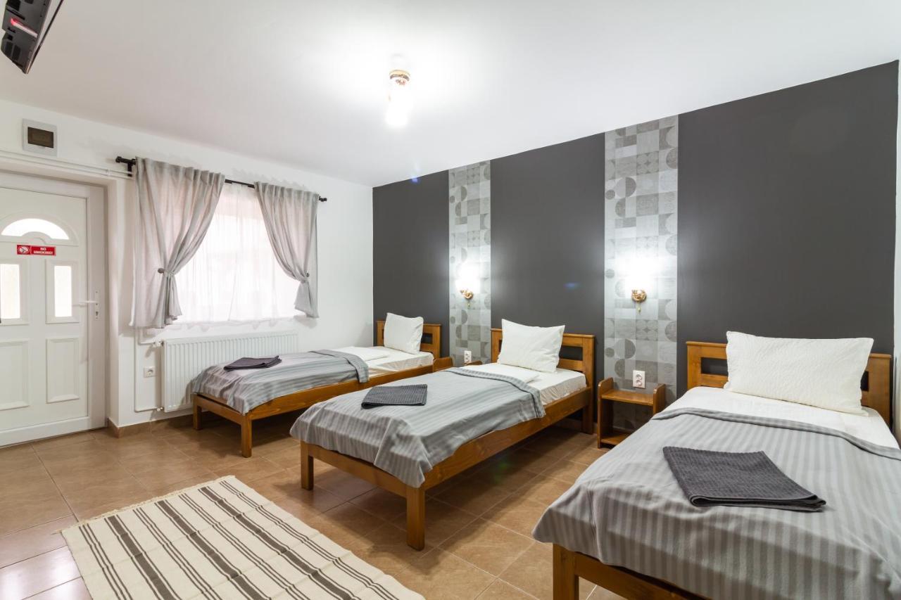Airport Karoly Central Вечеш Екстериор снимка