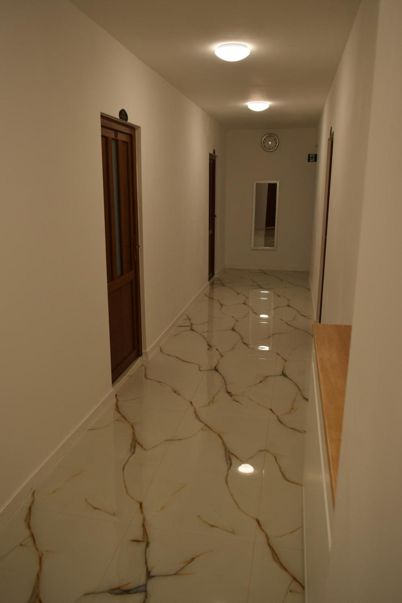 Airport Karoly Central Вечеш Екстериор снимка